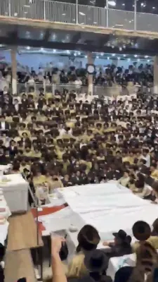 טויזנטער חסידים אין תולדות אהרן ביי זינגען דעם ספעציעלן המבדיל פאר מוצאי יום כיפור ביים רבינ'ס טיש.