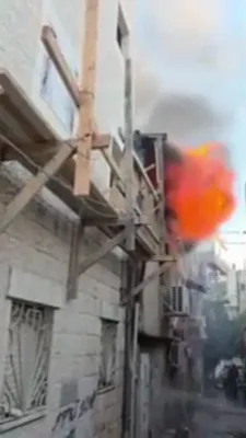 פייער אין ירושלים: ספרי תורה ארויסגעראטעוועט פון א ברענעדיגע געביידע