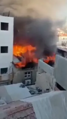 פייער אין ירושלים: ספרי תורה ארויסגעראטעוועט פון א ברענעדיגע געביידע