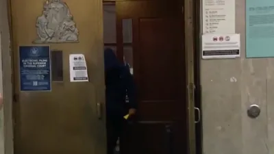 פאליציי ארעסטירט צוויי מענטשן פון קווינס נאכדעם וואס קאמערעס האבן זיי אויפגעכאפט קריכן ארויס פון א מענהאול אויף פארק עוועניו