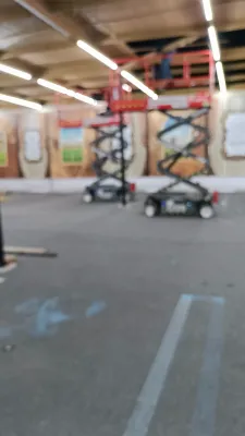 די סכך ווערט ארויף געלייגט ביים גיגאנטישע סוכה ביים ביהמ"ד הגדול סאטמאר מאנסי