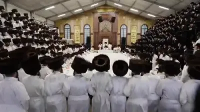 מוצאי יום כיפור ביי כ"ק אדמו"ר מלעלוב שליט"א