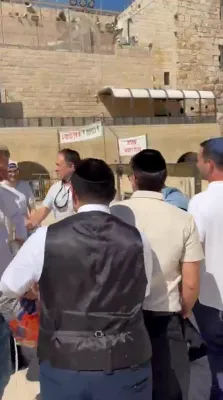 בנימין כאסין ביים כותל המערבי נאך זיין אנקום קיין ירושלים, נאכדעם וואס ער איז באפרייט געווארן פון די איראקער תפיסה נאך 11 יאר שמאכטן אונטער ארעסט