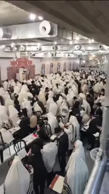 קידוש לבנה ביים הימלישן משפיע הגה"צ רבי יצחק מאיר מארגענשטערן שליט"א.