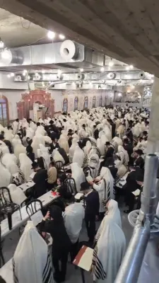 קידוש לבנה ביים הימלישן משפיע הגה"צ רבי יצחק מאיר מארגענשטערן שליט"א.