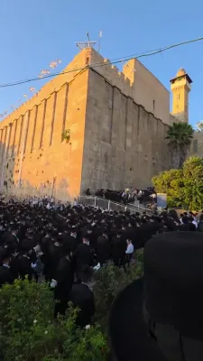 א גרויסע ציבור קארלינער חסידים קומט זיך צוזאם ביים מערת המכפלה אין חברון