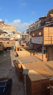 רושלימ'ער קעדאטשקירער יענקעלע קארנבליט טיילט מיט א בליק פונדערנאנט אויף די סוכות אין נאסטאלגישער אונגערישע הייזער געגנט.