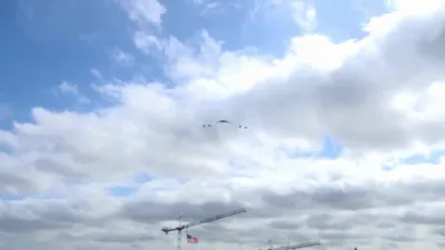 אמעריקע ווייזט מאכט: א סטעלט באמבארדירער פליט העכער דעם ווייסן הויז בשעת כינע'ס פרעזידענט שי קוקט צו