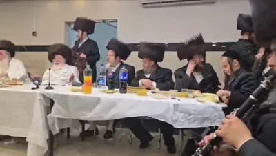 כ"ק אדמו"ר מספינקא בני ברק שליט"א לערהט אויס פאר'ן קלארינעט שפילער דען ניגון "כל מקדש" ביים טיש מוצאי יום כיפור