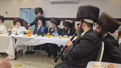 כ"ק אדמו"ר מספינקא בני ברק שליט"א לערהט אויס פאר'ן קלארינעט שפילער דען ניגון "כל מקדש" ביים טיש מוצאי יום כיפור
