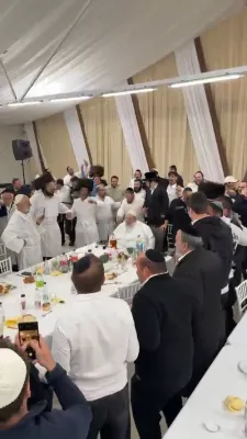 מוצאי יום כיפור באגלייט מיט דערהויבענע סיום הש"ס ביי הרה"ק ר' ישעי'לע מ'קערעסטיר זי"ע