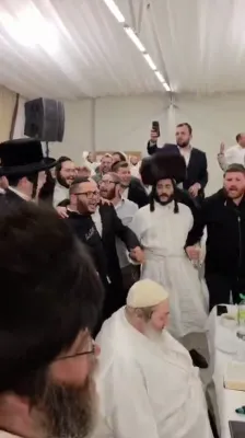 מוצאי יום כיפור באגלייט מיט דערהויבענע סיום הש"ס ביי הרה"ק ר' ישעי'לע מ'קערעסטיר זי"ע