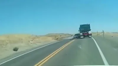 שאקירנדע דעשקעם ווידיאו: א ספארטס קאר דרייט איבער א דאבל-טרעילער טראק