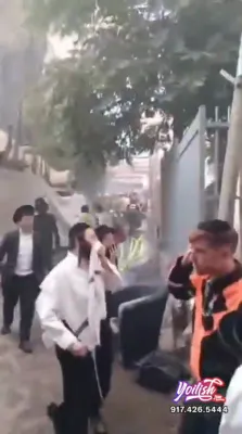 אפדעיט: ליידער קומט אן שוידערליכע נייעס פון ירושלים אז ביים פייער ביי א שוהל אויף די שערי פינה גאס אין די בית ישראל געגנט זענען 10 ספרי תורה רח"ל פארברענט געווארן- האלט דא אלעס מיט 