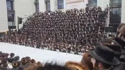 כ"ק אדמו"ר מסאטמאר שליט"א ביי די טיש מוצאי יום כיפור אין קרית יואל.