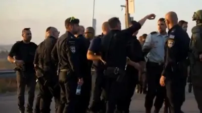 אמבאסאדאר'ס זון, א רעזערוויסט, קריטיש פארוואונדעט אין קאפ ביי א קאר-ראמינג טעראר אטאקע אויף רוט 443