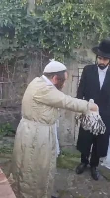 כ"ק אדמו"ר מקרעטשניף כפר עטה שליטא ביים מקיים זיין מנהג כפרות אינעם עיר החסידות מעזבוז