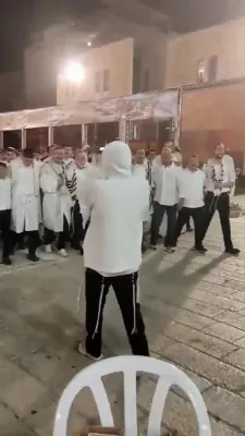 ווידעא: לעבעדיגע טענץ ביים כותל המערבי מוצאי יום כיפור