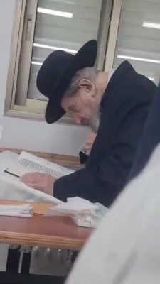 ראש הישיבה הגאון ר' דוב לאנדא שליט"א, אריינגעטון אינעם הייליגן 'וידוי' ביי תפילת מנחה, ערב דעם יום הקדוש.