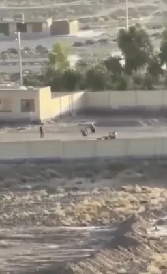 ארויסגערינענע ווידיאו צייגט א מיליציע זיך טרענירן אינעווייניג אין אן איראנער שולע קעמפוס