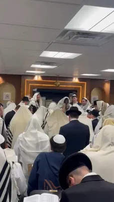 בית המדרש KMH אין 'פייו-טאונס' מוצאי ימים נוראים