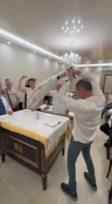 ווידעא פון די רוסיש אקופירטע האלב אינזל קרימיע, צייגט ווי די אידישע איינוואוינער ערב יום כיפור פירן דורך די מנהג כפרות מיט א גרויסע פיש. 