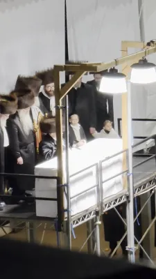  מעמד באגלייטן בחצר הקודש סקווירא בהשתתפות טויזענטע חסידים.