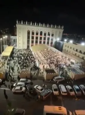 הבדלה אין חצר פון בעלזא ביהמ"ד הגדול. צום ערשטן מאל אין צענדליגער יארן האט מען היי יאר אויך גע'דוכנ'ט ביי נעילה צוליב וואס עס איז נאך געווען בעפארן שקיעה.