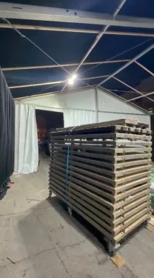 ביים אויפבויען די סוכה הגדולה פאר די עריכת השלחנות דעם יום טוב דורך כ"ק אדמו"ר מקרעטשניף כפר עטה שליט"א