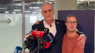 שרעק און פרייד: אמבאסאדאר'ס פארוואונדעטער זון און ניי געבוירענע אייניקל געפינען זיך אינעם זעלבן שפיטאל