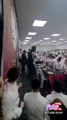 פארכאפט קיין ברסלב: מאגנאטן ציער און תורה פאבריקאנט ר"י עטרת שלמה הרב שלום בער סאראצקין מוצאי יום טוב ביים טאנצן מיט די תלמידים די ברסלב'ער הימנע נאכן זיך אומקערן פון א דערהויבענע ראש השנה אין אומאן.