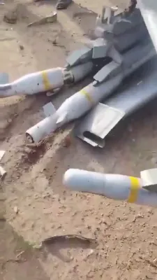 זעלטענע ווידיאו ווייזט א חרוב'ע כינעזישע דראן מיט די באמבעס נאך אנגעלאדנט