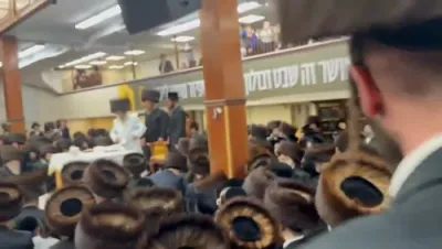 כ"ק אדמו"ר מסאטמאר שליט"א ביי די טיש מוצאי יום כיפור אין וויליאמסבורג