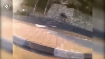 אויף ווידעא: א יונגאטש קראכט אריין מיט א גע'גנב'עטע קאר אין א באס בשעת א פאליציי געיעג