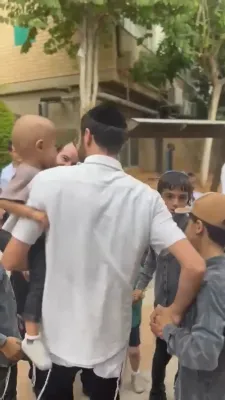 שמחת יום טוב אין שיבא: זינגערס זענען משמח קינדער וואס קעמפן מיט די מחלה ביי א שמחת בית השואבה