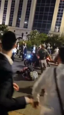 מהומות אין ירושלים: פאליציי אין צוזאמענשטויסן מיט די מאסן נעבן א שמחת בית השואבה; שאק גראנאטן און וואסער קאנאנען גענוצט