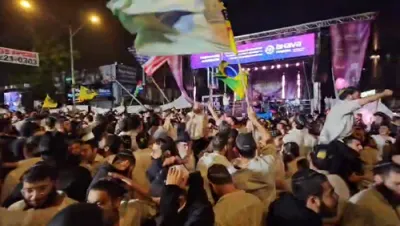 רעגן שטעלט נישט אפ די שמחה: טויזנטער טאנצן א גאנצע נאכט ביי די שמחת בית השואבה אין קראון הייטס
