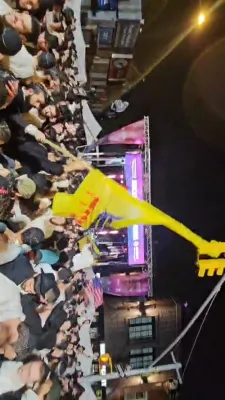 רעגן שטעלט נישט אפ די שמחה: טויזנטער טאנצן א גאנצע נאכט ביי די שמחת בית השואבה אין קראון הייטס