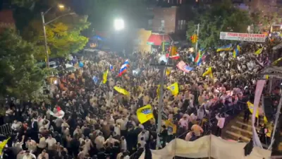 רעגן שטעלט נישט אפ די שמחה: טויזנטער טאנצן א גאנצע נאכט ביי די שמחת בית השואבה אין קראון הייטס