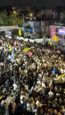 רעגן שטעלט נישט אפ די שמחה: טויזנטער טאנצן א גאנצע נאכט ביי די שמחת בית השואבה אין קראון הייטס