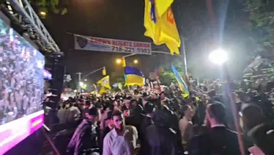רעגן שטעלט נישט אפ די שמחה: טויזנטער טאנצן א גאנצע נאכט ביי די שמחת בית השואבה אין קראון הייטס