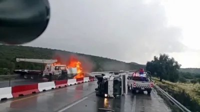 סעקונדעס פונעם טויט: א מאן שפרינגט אריבער די הייוועי דיוויידער ווען א קרעין גייט אויף אין פלאמען