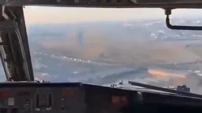 שרעקעדיגע מאמענט: א פייגל קראכט אריין אין די קאקפיט ווינד-שיעלד פונעם פליגער בשעת'ן לאנדן