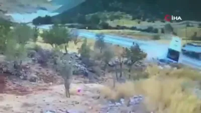 סעקונדעס צו דיזעסטער: 7 טויטע אין א באס עקסידענט אין טערקיי נאכן אריבערפארן אומפארזיכטיג