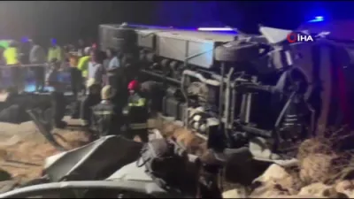 סעקונדעס צו דיזעסטער: 7 טויטע אין א באס עקסידענט אין טערקיי נאכן אריבערפארן אומפארזיכטיג