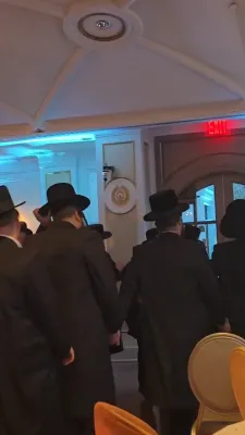 הערשי וויינבערגער שטורעמט אויף די געפילן זינגענדיג "וזכינו לראות בנים" ביי א מאגנאטישער שמחה נאך יארן פון ווארטעניש.
