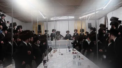 ווידעא גאלעריע: חג הסוכות ביי כ"ק אדמו"ר מקרעטשניף סיגעט וויליאמסבורג שליט"א