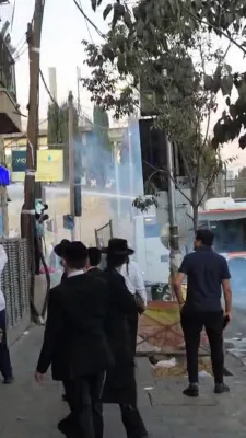 מאסן היינט ביים הפגנה אין ארץ ישראל אנטקעגן די העסליכע ראסיסטישע גזירות הגיות