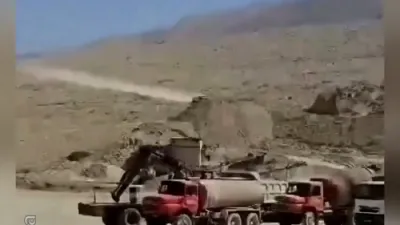 סעקונדעס צו דיזעסטער: א טראק פארלירט קאנטראל און טראסקעט אראפ פון א דאמבע