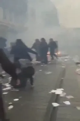 פאליציי קומט ענדליך אן: ראיאטן אפיצירן שטורעמען דורך די רויעך ביי די כאאטישע פראטעסטן אין פראנקרייך